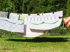 Tak powinno się suszyć pranie na zewnątrz. Kolory nie wyblakną, a ubrania wyschną równo