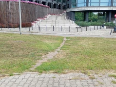 Dzikie przejście na Al. Piastów w Szczecinie do likwidacji
