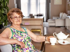 Babcia wtrąca się do wychowania wnuków. "Dziecko potrzebuje kotleta na smalcu"