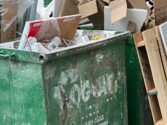 Wystawili komodę na śmietnik. Stracili 200 tysięcy