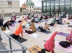 Ostatnia "joga w chmurach" na tarasach Zamku Książąt Pomorskich w Szczecinie