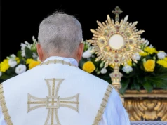 Papież: adoracja to odpowiedź na pragnienie ludzkiego serca
