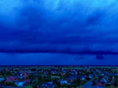 Ostrzegają przed burzami, silnym wiatrem, a nawet gradem