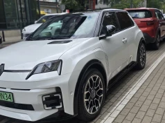 Badanie ADAC: Małe „spalinówki” drożeją, „elektryków” przybywa. Zbędne wyposażenie sztucznie winduje ceny!