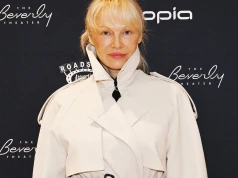 Pamela Anderson już wie, co będzie modne jesienią 2026. Trencze powracają na salony