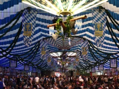 Nocleg za kilka tysięcy euro? Goście Oktoberfestu kupują materace