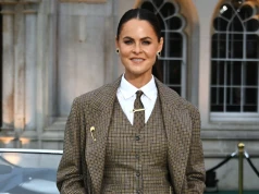 Tweed, krawat i szerokie spodnie. Jade pokazuje, jak nosić męski styl
