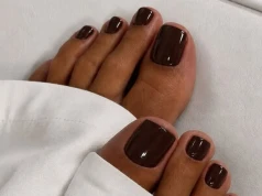 Oto modne odcienie brązowego pedicure. Nie tylko czekolada króluje