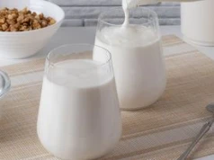 Kefir i maślanka to nie to samo. Co lepiej pić przy problemach z jelitami?