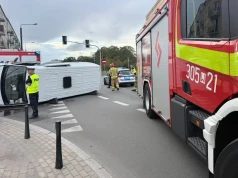 Poważny wypadek na skrzyżowaniu. Audi zderzyło się z busem. Samochód na boku, jedna osoba trafiła do szpitala
