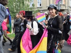 Jedni tańczyli do Lady Gagi, drudzy krzyczeli o "tęczowej hołocie", a trzeci trzymali różańce. Tak wyglądał Marsz Równości w Gorzowie