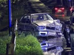Zderzenie dwóch aut na ul. Zemborzyckiej. Jeden z kierowców zaczął uciekać pieszo