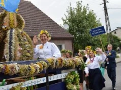 Dożynki w Starej Łubiance. Z pomysłem i niezwykle kolorowo, choć z przerwami na deszcz...
