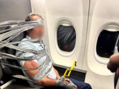 Pasażer przywiązany taśmą do fotela. Samolot American Airlines musiał awaryjnie lądować