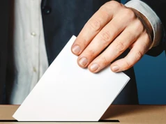 Ten mityczny „polityczny środek”. Władza w rękach dziewięciu procent