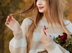 Ta dopasowana sukienka swetrowa jesienią zrobią całą stylizację. Pięknie podkreśla sylwetkę