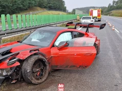 Wyścigowe Porsche 911 GT3 RS rozbite na autostradzie A2. Było mokro