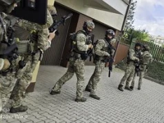 Kontrterroryści weszli do mieszkania. Znaleźli amfetaminę i marihuanę
