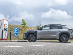 Europejska batalia o normy. PHEV-y emitują zaledwie 18% mniej CO₂, niż ICE