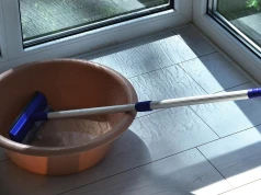 Taką wodą myły podłogi nasze babcie. Nie potrzebujesz pachnącego płynu do podłóg