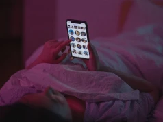 Poczucie wykluczenia a odwlekanie snu. Nowe badanie studentów