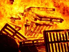 Potężny pożar pod Wrocławiem. Wielkie płomienie i gęsty dym widziany z wielu kilometrów