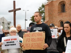 Mieszkańcy Osiedla Maltańskiego przyszli z dokumentami eksmisyjnymi Pani Sandry. Słowo na niedzielę: Jezus stałby tutaj z nami