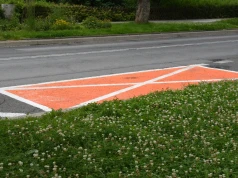 Pomarańczowe miejsca parkingowe. Kolor mówi, kto może z nich korzystać