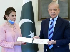 Premier Pakistanu uhonorował chrześcijańską pielęgniarkę, która ryzykowała życie ratyjąc noworodka