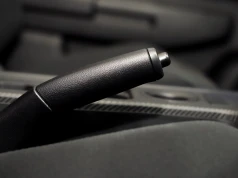 Na jakim biegu zostawić auto na górce? Kierowcy wciąż mylą jedną zasadę
