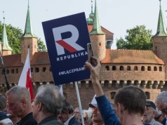 Kartonowi politycy, pizza i 2 mln zł. Niedzielna akcja TV Republika