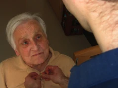 Starzy, samotni, bezradni i niewidzialni. Opieka nad opolskimi seniorami się załamuje