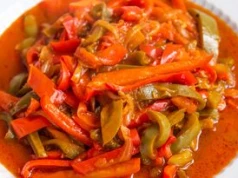 Baskijski gulasz z papryki i pomidorów. Przepis na aromatyczne danie lepsze niż leczo