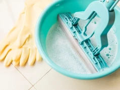 Łyżka soli do wiadra z wodą. Ten stary patent na mycie podłóg działa inaczej, niż myślisz