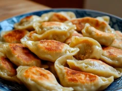 Ciasto na pierogi jest cieniutkie, ale się nie rwie. Ten przepis to złoto