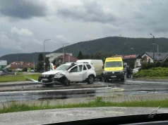 Pijany w sztok za kierownicą Dacii. Przeciął rondo i wbił się w Forda