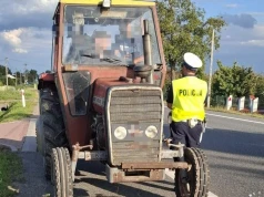 Za dużo pasażerów, brak OC i zły stan techniczny. Policja zatrzymała ciągnik