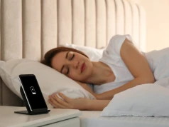 Podłączasz telefon do ładowarki i zasypiasz. W tle dzieją się te 4 rzeczy