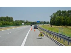 Tygodniami stoją na autostradzie. Służby są bezsilne