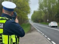 Wpadł bez prawa jazdy. Dwudziestolatek jechał za szybko i bez pasów