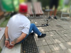 Prywatny chodnik ze skradzionej kostki. Otwoccy kryminalni zatrzymali 41-latka