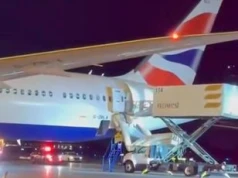 Awaryjne otwarcie rękawa ewakuacyjnego. Lot British Airways opóźniony