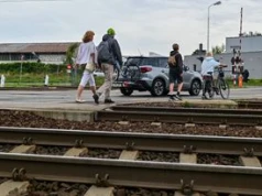 O krok od tragedii. Pijany maszynista ruszył, wózek runął