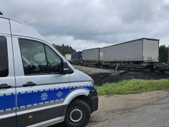 Groźny wypadek w Okuniowcu. Pociąg towarowy uderzył w ciężarówkę