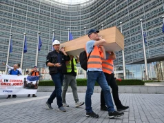 „Te trumny są świadectwem powolnej śmierci europejskiego przemysłu”. Protest branży stalowej w Brukseli