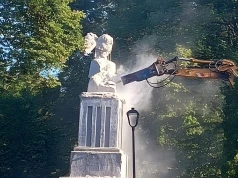 Rozebrano pomnik żołnierzy Armii Czerwonej w Bytomiu. Decyzja PINB i bezpieczeństwo na cmentarzu