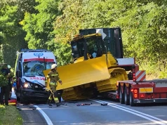 Spycharka zsunęła się z naczepy i trafiła w karetkę – ostre hamowanie na zjeździe