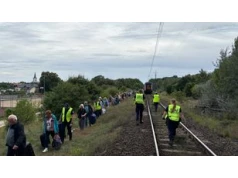 Jastrowie: pasażerowie opuszczają pociąg po zderzeniu z ciężarówką. Polregio uruchomiło zastępczą komunikację