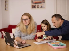 Influencerzy czy rodzice? – kto dziś wychowuje dziecko?