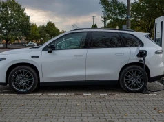 100 km na prądzie. Czy elektryk wygrywa z benzyną?